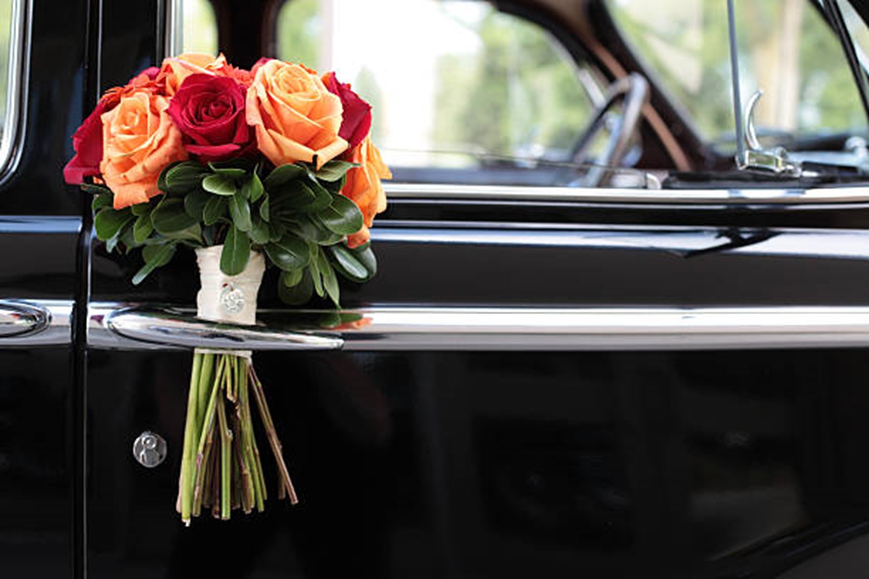 Read more about the article Enchanting Valentine’s Day: Elevate Romance with a Luxurious Limousine Journey